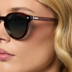 Yellowstone X DIFF Eyewear Beth Dutton Sunglasses -Yellowstone Store DIFF YS3 LIFE2
